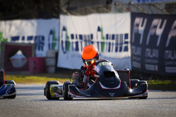 Rocco Coronel, zoon van Tom Coronel, voor Nederland in FIA Karting Academy: "Het is toch heel speciaal"