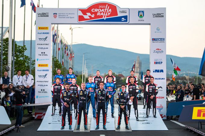 Coureurs eren Craig Breen op het startpodium