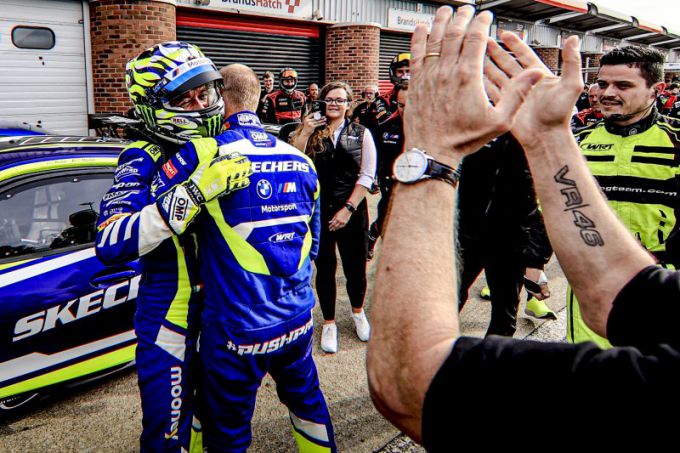Fanatec GT Europe Sprint Cup Brands Hatch Valentino_Rossi_en_Maxime_Martin_omhelzing_P2