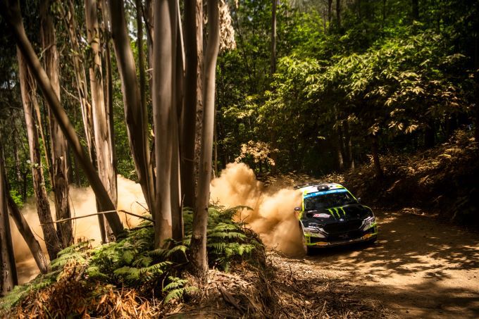Oliver Solberg/Elliott Edmondson Škoda Fabia RS Rally2