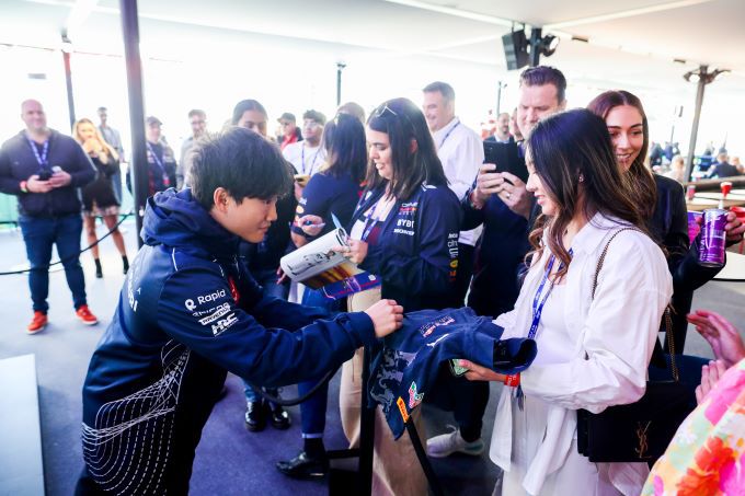 Yuki_Tsunoda_en_Japanse_fan