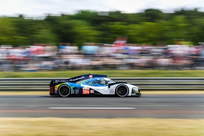 24H Le Mans 2023 Peugeot_zijkant op volle snelheid
