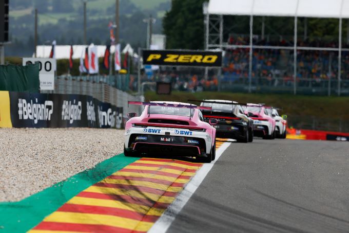 Porsche Mobil1 Supercup 2023 Spa-Francorchamps Foto 20 Harry_King_achterop