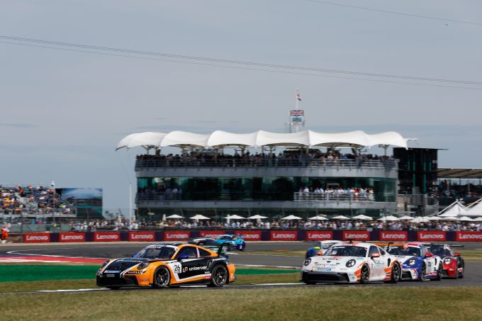 Porsche Mobil1 Supercup Silverstone Nr26 voorop
