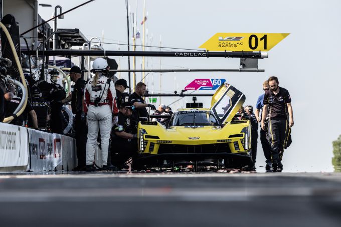 Nr01 Cadillac V-Series.R Road America Renger van der Zande foto 2 pitstop