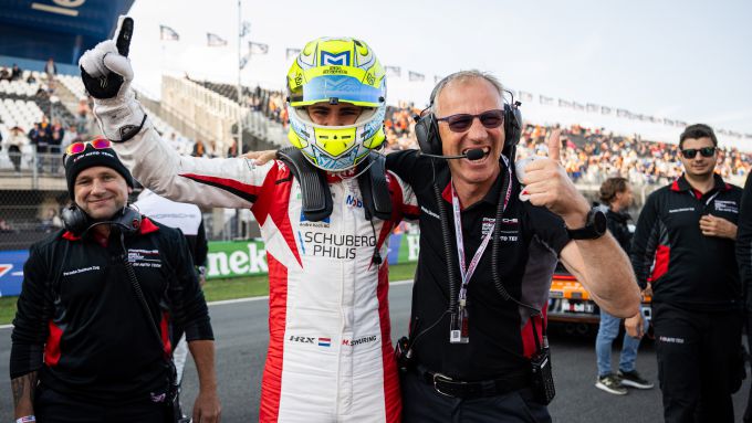 Porsche Mobil 1 Supercup CM.com Circuit Zandvoort Foto 6 Morris_Schuring_and_team_boss_Alex Fach