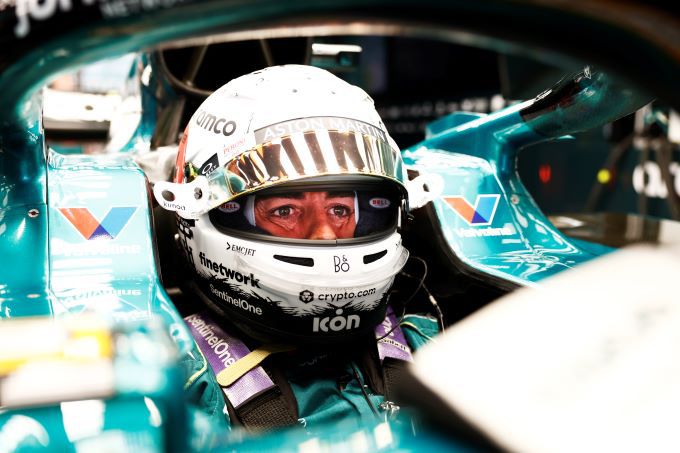 Aston_Martin_Fernando_Alonso_voor_de_leeuwen_gegooid