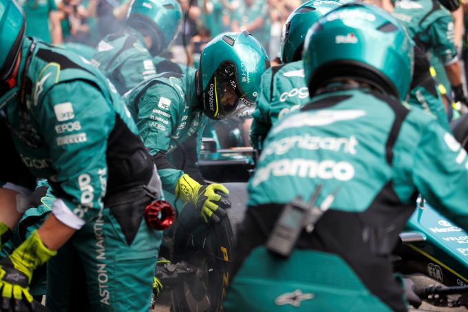 Aston_Martin_pitcrew_in_actie