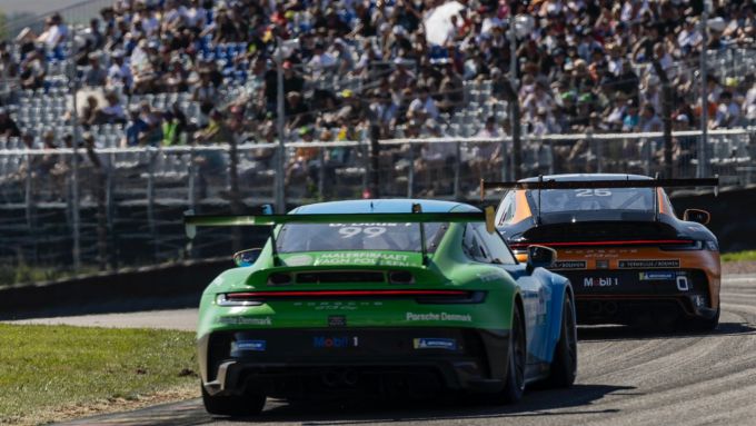 Porsche Carrera Cup Deutschland Sachsenring 2023 Rondenlang duel Larry ten Voorde gevolgd door Bastiaan Buus achterzijde