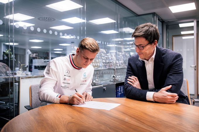 Mick_Schumacher_tekent_bij_Mercedes