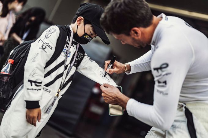 Loïc Duval met fan