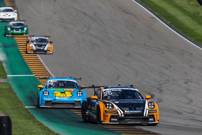 Porsche Carrera Cup Deutschland Sachsenring 2023 Rondenlang duel Larry ten Voorde gevolgd door Bastiaan Buus