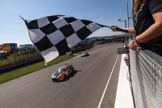 Porsche Carrera Cup Deutschland Sachsenring 2023 Larry ten Voorde als winnaar voorbij de zwart-wit geblokte finishvlag
