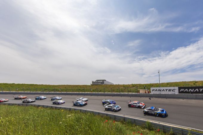 Fanatec GT Europe-seizoen 2023 CM.com Circuit Zandvoort Foto 5 Arie Luyendijk bocht
