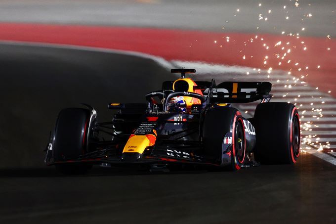 Max_Verstappen_vonkenregen_actie_Qatar
