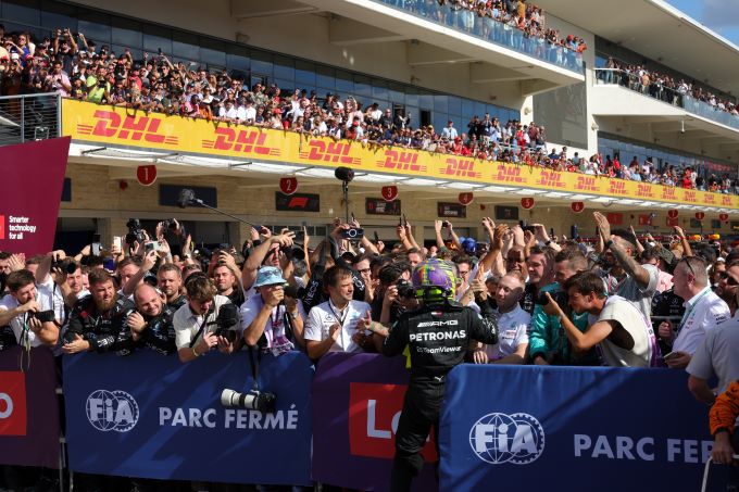 Mercedes Grand Prix Verenigde Staten Foto 2 Hamilton_feliciteert_crew_met_voortgang