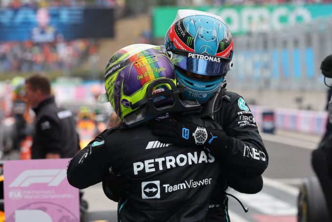 Mercedes_Lewis_Hamilton_en_George_Russell omarming