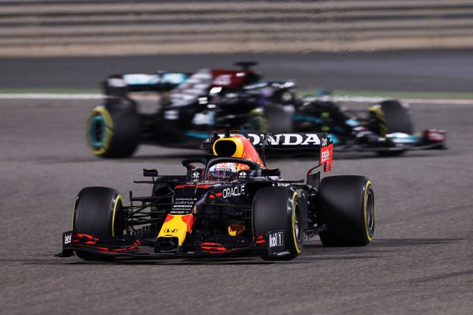Max_Verstappen_gevolgd_Lewis_Hamilton_Bahrein_2021_actie