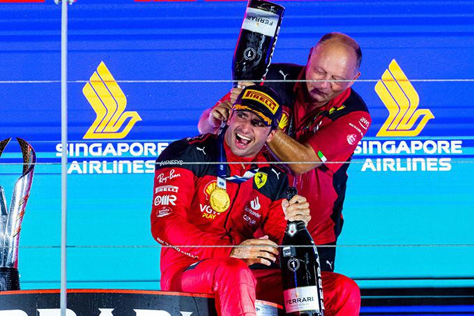 Carlos Sainz krijgt champagnedouche van Frederic Vasseur
