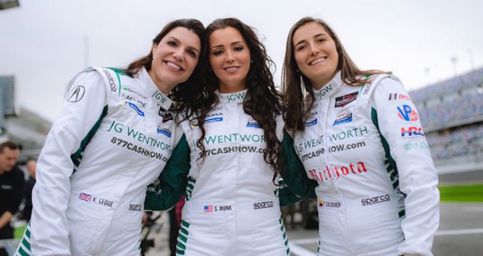 Negen dames 24H Daytona 2024 Sheena Monk, Katherine Legge en Tatiana Calderon