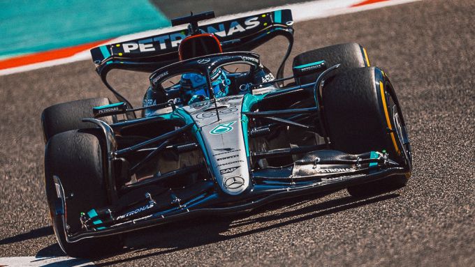Mercedes FW15 ontrack Bahrain
