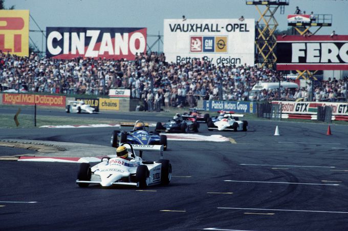 Senna leidt Martin Brundle op weg naar ï¿½ï¿½n van zijn zes F3 overwinningen op Silverstone in 1983