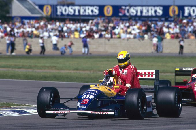 Nigel Mansell geeft Senna een lift naar huis nadat de McLaren-Honda van de Braziliaan in de laatste ronde van de Grand Prix van Groot-Brittanniï¿½ 1991 van de tweede plaats viel. 