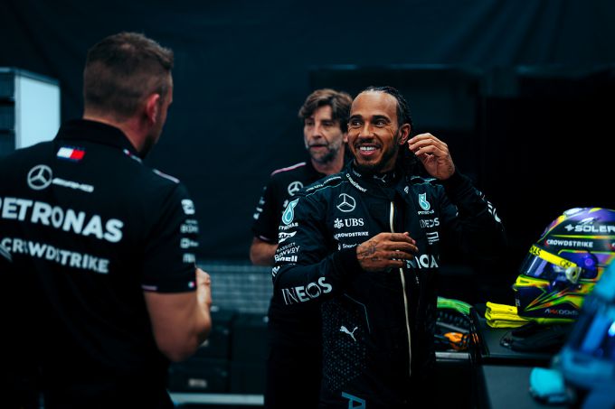 Lewis_Hamilton_kan_weer_lachen