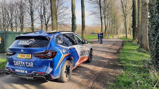 Namens Stichting ELE Rally wijzen Radboud van Hoek en Han Baggen de KNAF de weg – foto Gertjan Pleket