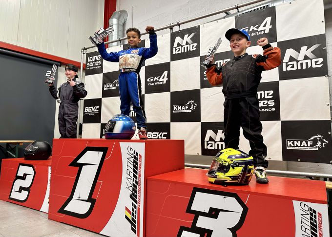 Tobi ter Haar (rechts) op het podium in Mariembourg
