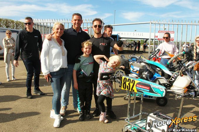 Julian van de Coterlet en familie en monteur Michael Kuiper