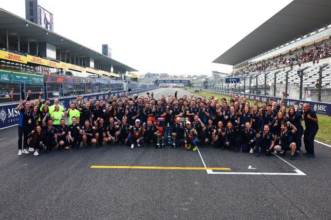 Red_Bull_team_winnaar_GP_Japan