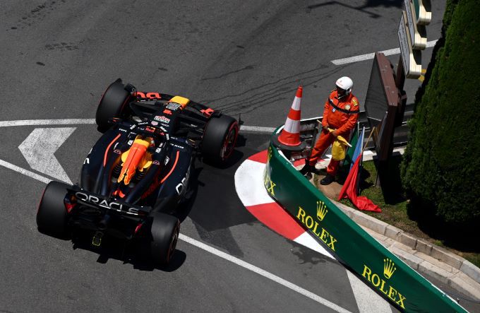 Max_Verstappen_Monaco_actie_curbstones