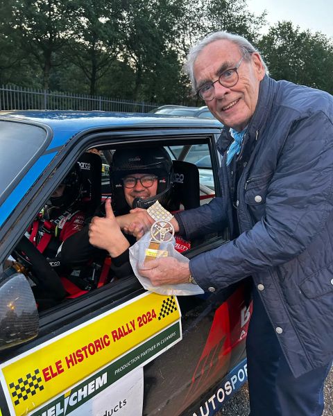 ELE Rally 2024 Wim Luijbregts overhandigde persoonlijk zijn trofee aan Hictoric-winnaar Antoine Biesheuvel