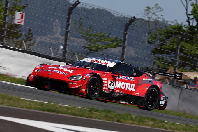 Nissan Z NISMO GT500 scoort 1-2-klassering op Fuji