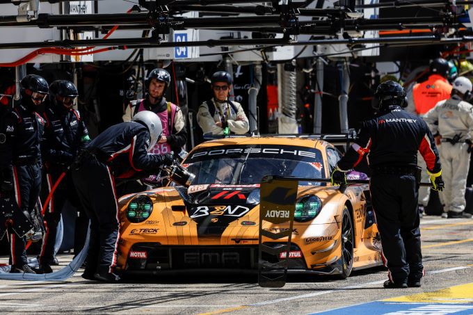 24 Uur Le Mans 2024 Morris Schuring rookie winnaar LMGT3 Porsche 911 GT3 R Foto 4