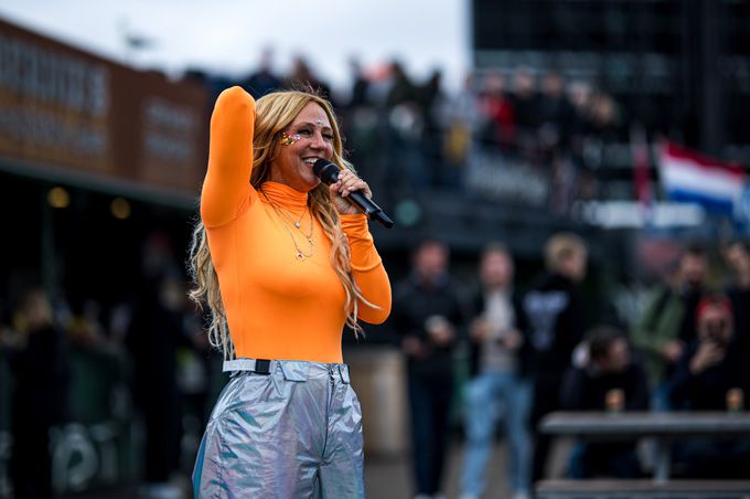 Loona geeft na de race vol gas in de DTM Fan Zone