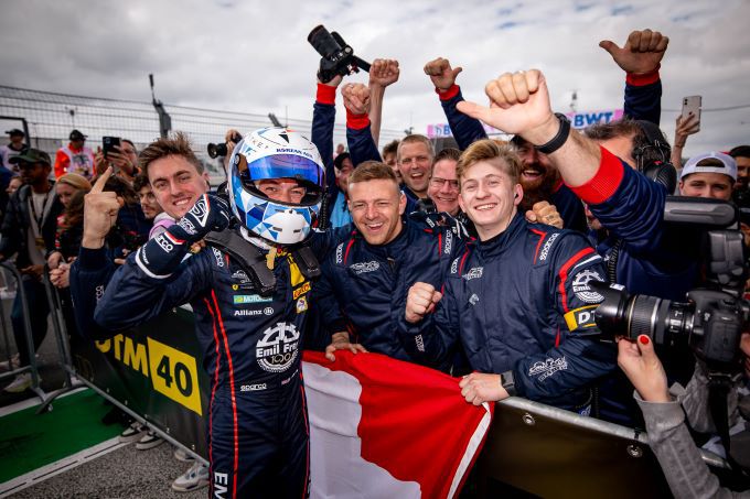 DTM Zandvoort 2024 Viering_P1_Jack_Aitken_en_Emil_Frey_Racing_teamleden