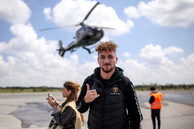 Mirko_Bortolotti_kam_mit_funf_weiteren_DTM-Fahrern_per_Helikopter_aus_Le_Mans_zuruck