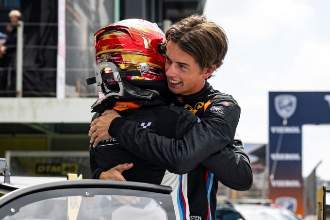 ADAC GT Masters zondagrace Zandvoort Vreugde_bij_Nr54_Maxime_Oosten_en_Leon_Kohler