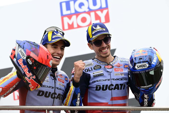Marc en Alex Márquez doen het! Sinds Takuma en Nobuatsu Aoki in 1997 weer twee broers op het podium!