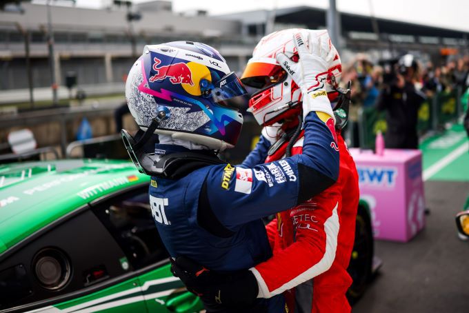 DTM-race Race 10-2024 Nürburgring Foto 7 Kelvin feliciteert broer Sheldon van der Linde