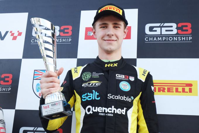 McKenzy Cresswell leidt race één op Brands Hatch, titelrace wordt hechter in de GB3 kampioenschap