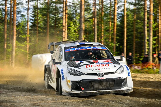 Sami Pajari en co-pilot Enni Mälkönen Foto 3 actie
