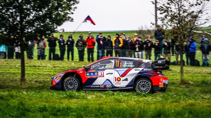 CER Rally - Thierry Neuville verstevigt zijn eerste plaats in de WRC-titelstrijd met CER-voorsprong op vrijdag