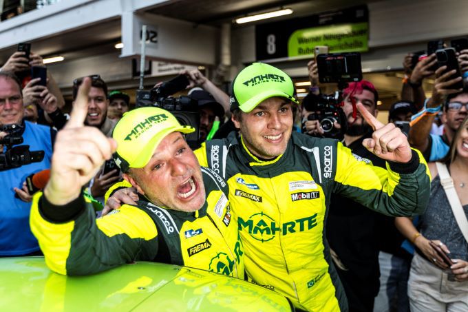 FOTO'S - Rubens Barrichello grijpt na dramatische finale op Interlagos titel in de Porsche Endurance Challenge