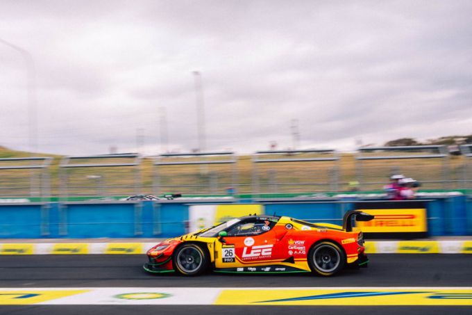 Bathurst 12 Hour vrije training 1 Foto 2 Ferrari 296 GT3 Nr26 Mostert Brown Serra
