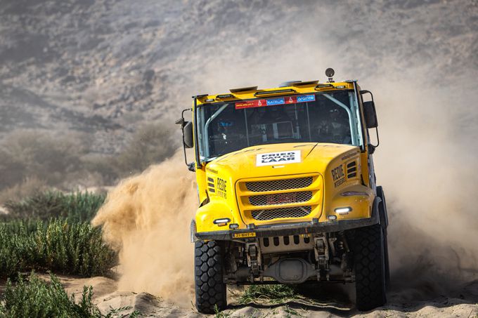 Team de Rooy FPT toont spierballen tijdens eerste dag 48 uurs-etappe Dakar Rally