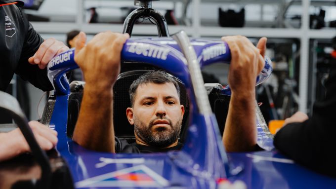 Van voetballer tot coureur Sergio Aguero en Pascal Wehrlein Formule E Porsche 99X Electric Foto 2
