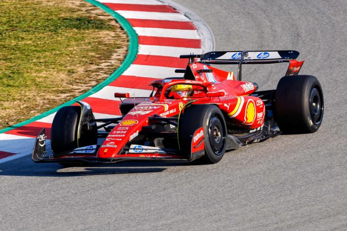 Pirelli F1 bandentests Barcelona Foto 6 Lewis Hamilton